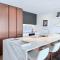 Catalina Bay 2BR Work-Friendly w Balcony Views - أوكلاند