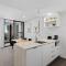 King Bed, Mountain Views & Best Southbank Location