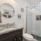 Beachside Bliss - Breakfast, Walk to Schooners, Sleeps 15, Fenced Privacy