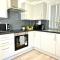 Evergreen Lodge - Two Bed Lux Flat - Parking, Garden, Patio, WIFI, Netflix - Close to Blenheim Palace & Oxford - F3