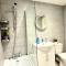 Evergreen Lodge - Two Bed Lux Flat - Parking, Garden, Patio, WIFI, Netflix - Close to Blenheim Palace & Oxford - F3