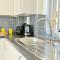 Evergreen Lodge - Two Bed Lux Flat - Parking, Garden, Patio, WIFI, Netflix - Close to Blenheim Palace & Oxford - F3
