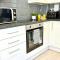 Evergreen Lodge - Two Bed Lux Flat - Parking, Garden, Patio, WIFI, Netflix - Close to Blenheim Palace & Oxford - F3