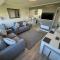 169 Sunbeach, Scratby - Two bed Chalet, sleeps 5, pet friendly, FREE pool and entertainment passes plus WiFi and linen and towels included - 大雅茅斯