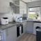 169 Sunbeach, Scratby - Two bed Chalet, sleeps 5, pet friendly, FREE pool and entertainment passes plus WiFi and linen and towels included - 大雅茅斯