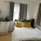 3rd Studio Flat With Private Toilet and Bathroom Setup For Family Enjoyment 134 Keedonwood Road Bromley - 布罗姆利