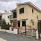 Luxurious 3-Bed Villa, Modern Decor, Communal Pool