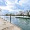 RIVER RETREAT- near Holloway U, Thorpe Park and Heathrow airport - Thorpe