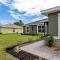COZY home with fenced patio - أوكالا