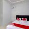 OYO 90503 Madina Residence Syariah - 棉兰