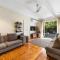 Bluestone Cottage - Vintage Courtyard Charm in CBD