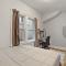 Explore the City Sleek 2BR Gem in North Chicago - شيكاغو