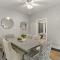 Explore the City Sleek 2BR Gem in North Chicago - شيكاغو