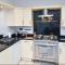 Spacious 4 Bedroom 3 Bathroom House - Sleeps up to 8 - Free Parking, Balcony, Fast Wifi and Smart TVs by Yoko Property - 米尔顿凯恩斯