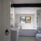 Rainbow Cottage, A Detached House with Hot Tub and private parking - أورمسكيرك