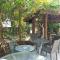 One bedroom semi-detached stone-built villa with beautiful gardens and pool - 利马索尔