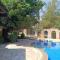 One bedroom semi-detached stone-built villa with beautiful gardens and pool - 利马索尔