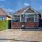 Charming Detached Bungalow - Close to Town Centre - Driveway Parking, Self-Check-In, Fast WiFi and Garden by Yoko Property - 北安普敦