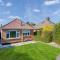 Charming Detached Bungalow - Close to Town Centre - Driveway Parking, Self-Check-In, Fast WiFi and Garden by Yoko Property - 北安普敦