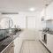 Cozy 2BR Apartment Steps from Darling Harbour
