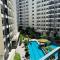 SPRING RESIDENCES - 2BR Condo near Airport with balcony and pool views - 马尼拉