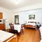 Antonia Rooms Qeparo