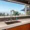 Chic Villa with Outdoor Pool, Spa and Views in California - 格伦代尔