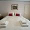 6 and 7 School Steps - Stunning views, private garden and parking