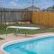 Poolside Retreat in Central SA - سان انطونيو