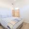 Robinson Retreat with Beach Bungalow, 3 Robinson St - air con, 2 kitchens, 6 bedrooms, 4 bathrooms