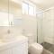 Robinson Retreat with Beach Bungalow, 3 Robinson St - air con, 2 kitchens, 6 bedrooms, 4 bathrooms