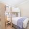 Robinson Retreat with Beach Bungalow, 3 Robinson St - air con, 2 kitchens, 6 bedrooms, 4 bathrooms