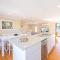 Robinson Retreat, 3 Robinson St - 4 bedrooms, 2 bathrooms, air con and Wi-Fi