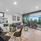 Million Dollar Views with King Bed, Pool, Gym, WiFi
