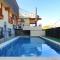 Chalet con piscina y barbacoa