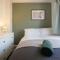Stupton House, Large 3 Bed House that Sleeps 8 with Full Size Pool Table & FREE Parking - Hosted by Stay Host Save - Brightside