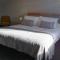 Dwellcome Home Ltd 4 King Bedroom Townhouse, Free Parking, Fast WIFI, Fully Equipped Kitchen, 15 min drive to Nissan, 20 min to Newcastle Sunderland, Ideal for Long Term Contractor etc Stays, Regular Housekeeping Option - See Our Site for Assurance