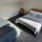 Dwellcome Home Ltd 4 King Bedroom Townhouse, Free Parking, Fast WIFI, Fully Equipped Kitchen, 15 min drive to Nissan, 20 min to Newcastle Sunderland, Ideal for Long Term Contractor etc Stays, Regular Housekeeping Option - See Our Site for Assurance