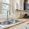 Near Parks and Lakes Pet-Friendly Winnie Cottage - 温尼
