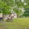 Near Parks and Lakes Pet-Friendly Winnie Cottage - 温尼