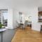 Lovely One-Bedroom Apartment with Pool, Hot Tub, and Gym in the Heart of Downtown, skytrain 3min away