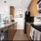 Lovely One-Bedroom Apartment with Pool, Hot Tub, and Gym in the Heart of Downtown, skytrain 3min away