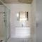 HostWise - Modern Flat w/ Balcony, Garage & Pool - Vila Nova de Gaia