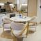 Vserve 2BR Perfect Blend of Luxury Comfort & Convenience - Dubaj