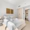 Waves- Cozy 1BR Lakefront Stay in JLT - Dubaj