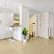 Waves- Cozy 1BR Lakefront Stay in JLT - Dubaj
