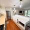 Charming 3-Bedroom Home in the Heart of Oak Bluffs - 奥克布拉夫斯