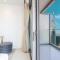 Infinity Pool & Burj Khalifa View l Luxe Paramount - Dubaj