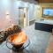 Luxury Retreat Jacuzzi & Firepit - 开罗