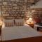 Stone House Mia